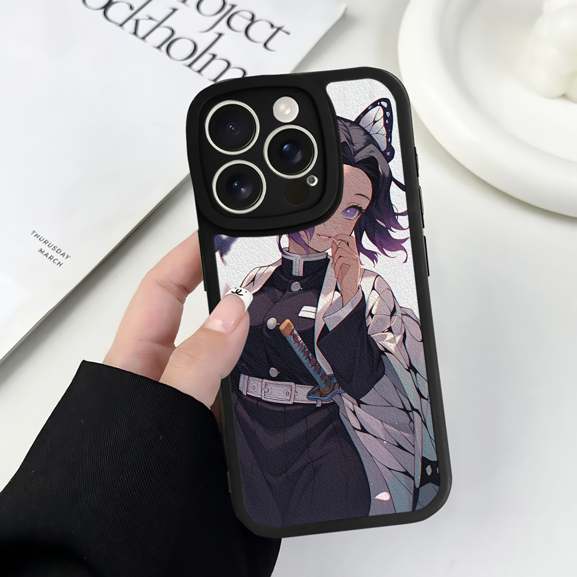 （画像用） 鬼滅の刃（きめつのやいば）蟲柱-胡蝶 しのぶ／こちょう しのぶ Kochou Shinobu 【iPhone 16シリーズ対応】シリコンスマホケース（レザー調） 材質：シリコン